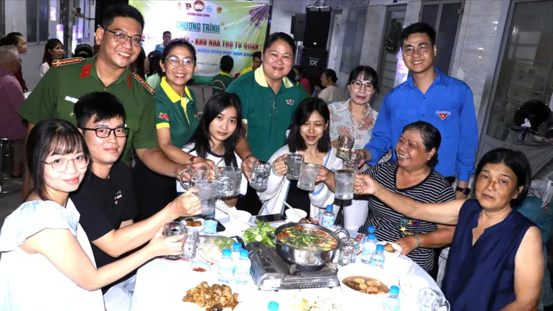 Ấm áp "Bữa cơm đoàn kết" mừng năm mới tại khu nhà trọ tự quản
