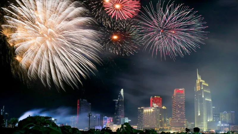 Pháo hoa rực rỡ trên bầu trời TPHCM. Ảnh: DŨNG PHƯƠNG