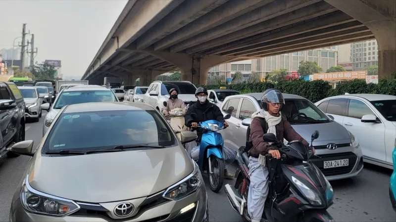 Hà Nội: Nhiều tuyến đường ùn tắc, bến xe đông đúc