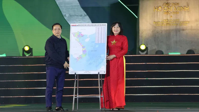 Đồng chí Bùi Thị Hồng Sương, Phó Tổng Biên tập Báo Sài Gòn Giải Phóng trao tặng tỉnh Cao Bằng 50 Bản đồ đơn vị hành chính cấp tỉnh Việt Nam khổ lớn và 56 bản đồ tỉnh Cao Bằng. Đồng chí Lê Hải Hòa, Phó Bí thư Tỉnh ủy tỉnh Cao Bằng, Chủ tịch UBND tỉnh Cao Bằng tiếp nhận quà tặng từ Báo SGGP. Ảnh: QUANG PHÚC