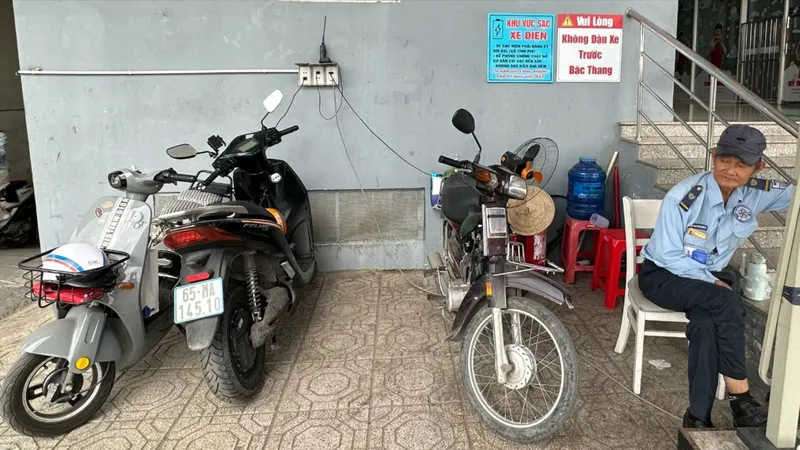 Xe điện đang sạc pin tại chung cư Tín Phong (phường Đông Hưng Thuận, TPHCM). Ảnh: THANH HIỀN