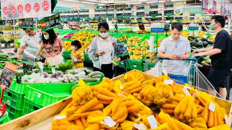 Khách mua rau củ quả tại MM Mega Market Hiệp Phú, TPHCM. ẢNH: GIA HÂN