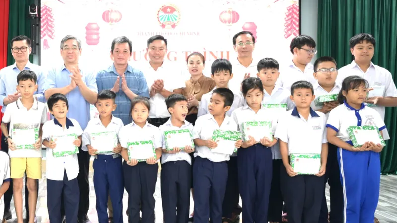 Chăm lo con em hội viên nông dân có hoàn cảnh khó khăn