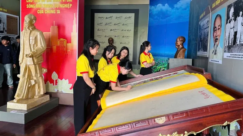 Ban Chỉ huy chiến dịch Xuân tình nguyện triển khai 3 hành trình về nguồn tại Bảo tàng Hồ Chí Minh - chi nhánh TPHCM và Bảo tàng Chiến dịch Hồ Chí Minh cho chiến sĩ Xuân tình nguyện và đội viên.