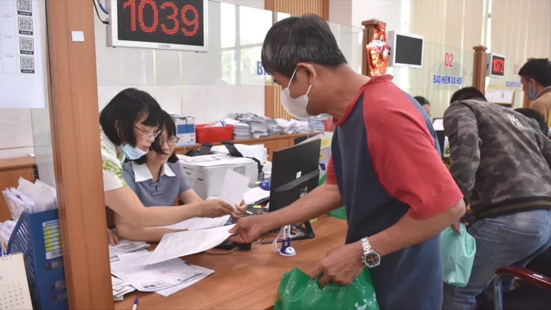 Người dân nộp hồ sơ thay đổi nơi đăng ký khám chữa bệnh BHYT ban đầu