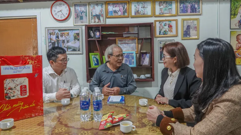 Lãnh đạo UBND đặc khu Hoàng Sa thăm nhân chứng Trần Hòa. Ảnh: XUÂN QUỲNH