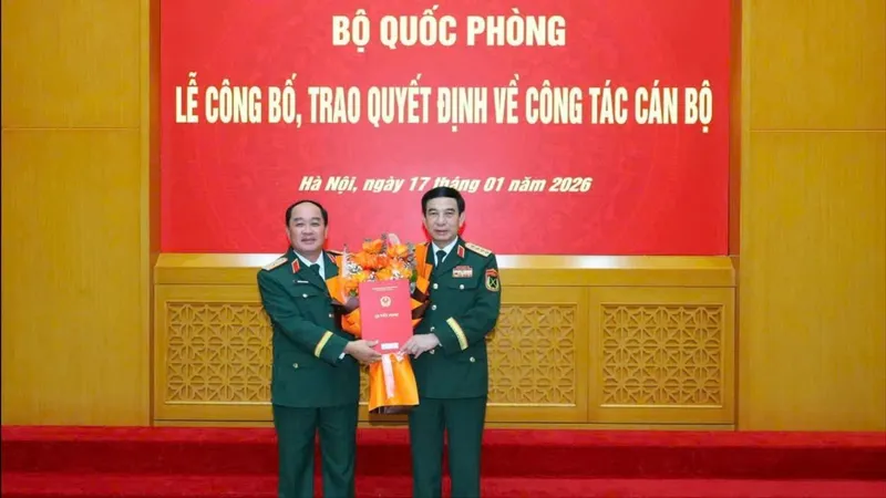 Đại tướng Phan Văn Giang, Ủy viên Bộ Chính trị, Bộ trưởng Quốc phòng, trao quyết định cho Thiếu tướng Nguyễn Văn Ngành