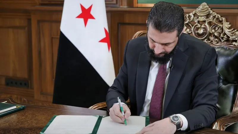 Tổng thống Syria Ahmed al‑Sharaa ký ban hành sắc lệnh. Ảnh : aa.com