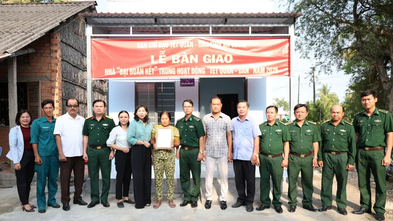Các đại biểu bàn giao nhà cho bà Danh Thị Đa