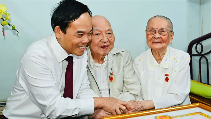 Bí thư Thành ủy TPHCM Trần Lưu Quang trao Huy hiệu 80 năm tuổi Đảng