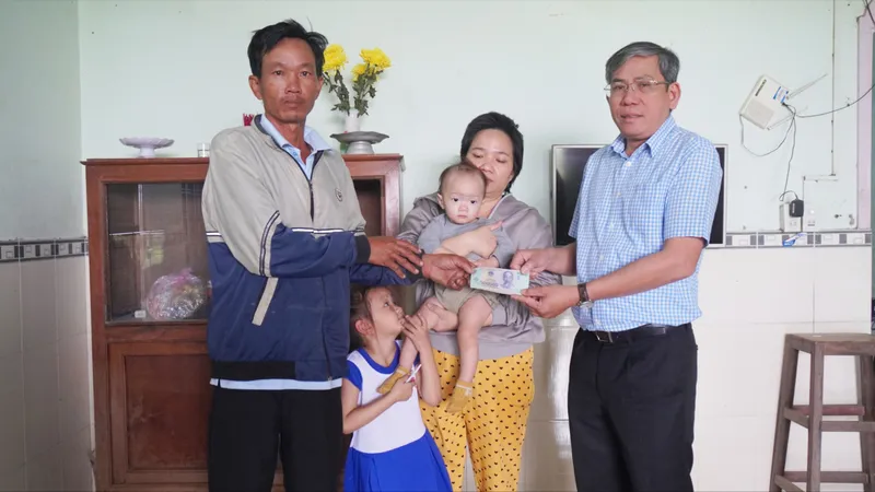 Trao 28 triệu đồng giúp cháu bé mới chào đời nguy cơ bị liệt hai chân
