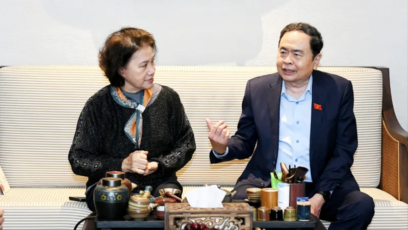 Chủ tịch Quốc hội Trần Thanh Mẫn đã thành kính thắp hương tưởng nhớ Trưởng Ban Thường trực Quốc hội Bùi Bằng Đoàn. Ảnh: LÂM HIỂN