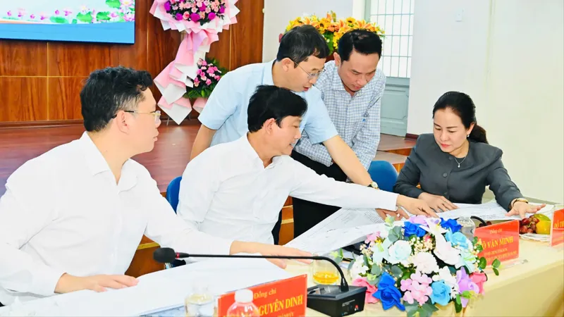 Đồng chí Võ Văn Minh xem xét các dự án tại phường Bình Quới. Ảnh: VIỆT DŨNG