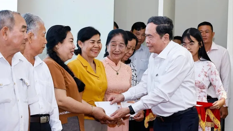 Chủ tịch Quốc hội Trần Thanh Mẫn tặng quà tết các hộ gia đình chính sách trên địa bàn phường Bình Thủy (TP Cần Thơ)