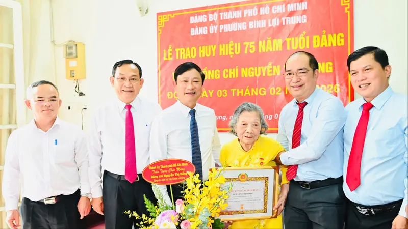 Trao Huy hiệu 75 năm tuổi Đảng đến đồng chí Nguyễn Thị Hồng 