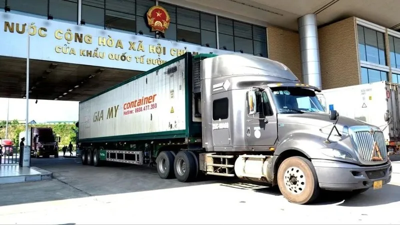 Xe chở hàng hóa thông quan tại cửa khẩu Kim Thành (tỉnh Lào Cai). Ảnh: ĐINH QUỐC HỒNG