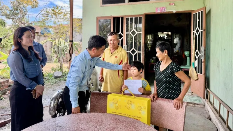 Thăm, tặng quà tết gia đình chính sách, đơn vị biên phòng 