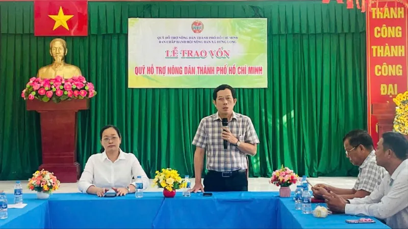 Hội Nông dân xã Hưng Long tổ chức Lễ trao vốn Quỹ Hỗ trợ nông dân TPHCM cho hội viên nông dân trên địa bàn