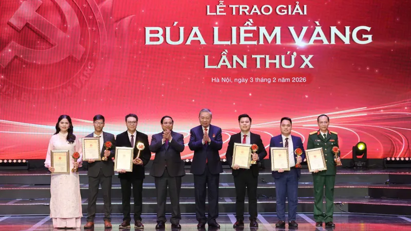 Tuyên dương 96 Bí thư Chi bộ xuất sắc và trao Giải Búa liềm vàng lần thứ X