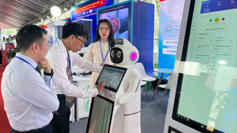 Người dân, doanh nghiệp tham quan không gian sáng tạo và trải nghiệm chuyển đổi số TPHCM