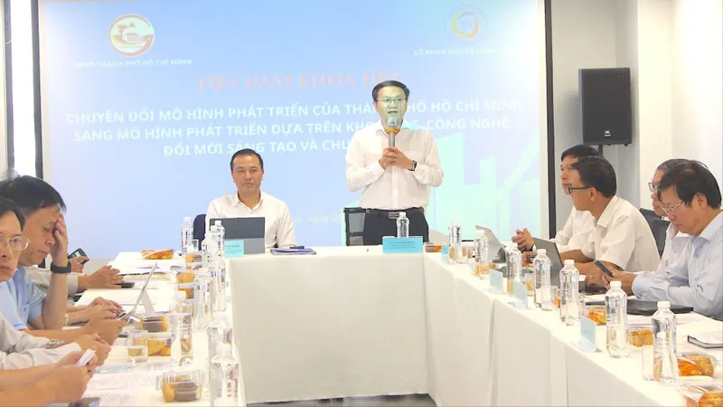 Giám đốc Sở KH-CN TPHCM Lâm Đình Thắng đặt hàng các chuyên gia, nhà khoa học tại toạ đàm. Ảnh: QUANG HUY