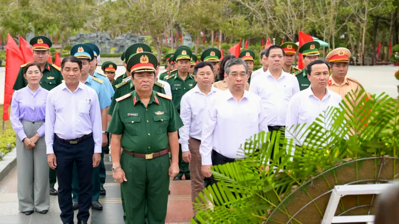 Lãnh đạo TPHCM dâng hương tưởng nhớ các Anh hùng liệt sĩ tại đặc khu Côn Đảo