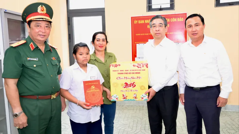 Lãnh đạo TPHCM thăm, tặng quà tết tại đặc khu Côn Đảo
