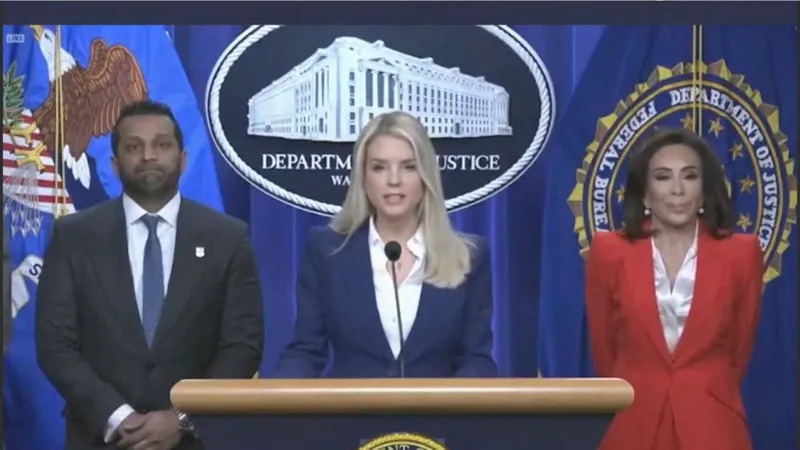 Bộ trưởng Bộ Tư pháp Mỹ Pam Bondi thông báo vụ bắt Zubayr al-Bakoush. Ảnh: THE WHITE HOUSE 