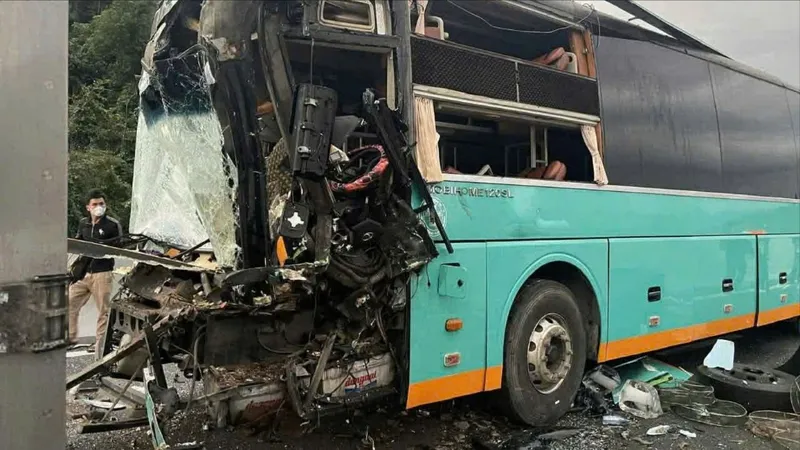 Va chạm liên hoàn giữa 4 ô tô trên đường cao tốc Vân Phong - Nha Trang