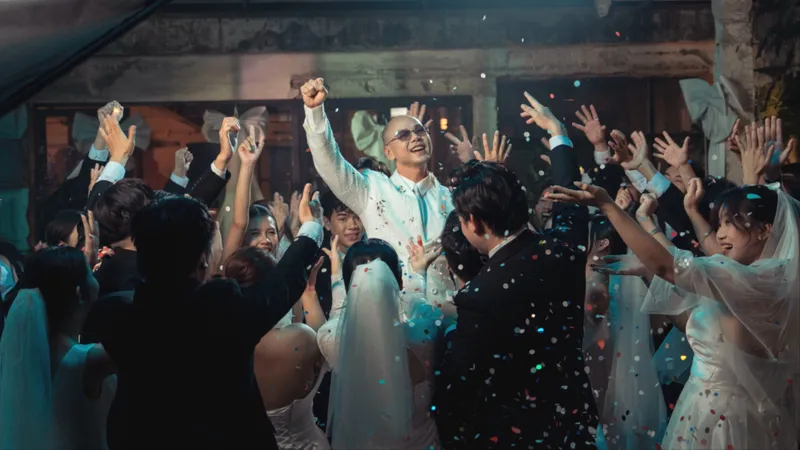 Phan Đinh Tùng mở đầu chương cuối của Đinh Music bằng "Thành đôi"