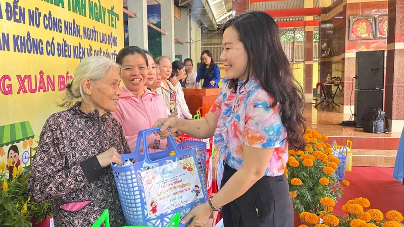 Bà Đặng Thị Kim Thoa, Chủ tịch Hội LHPN phường Trung Mỹ Tây trao quà tết cho các dì, các chị