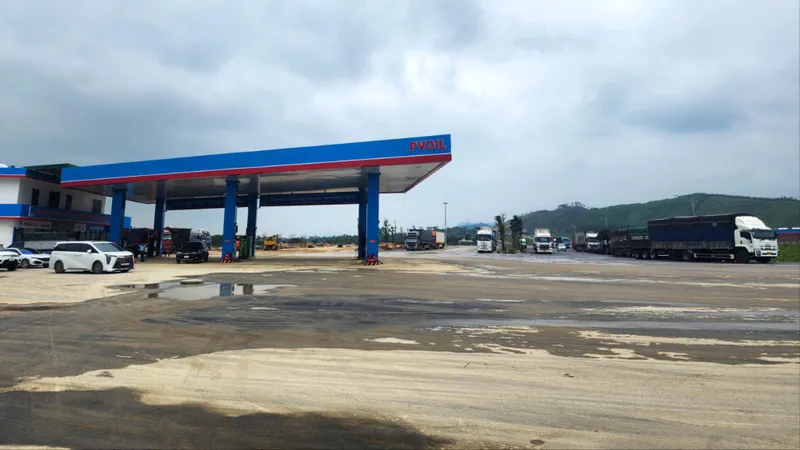 Rất đông phương tiện ghé vào dừng, nghỉ tại trạm dừng nghỉ Km534. Ảnh: DƯƠNG QUANG