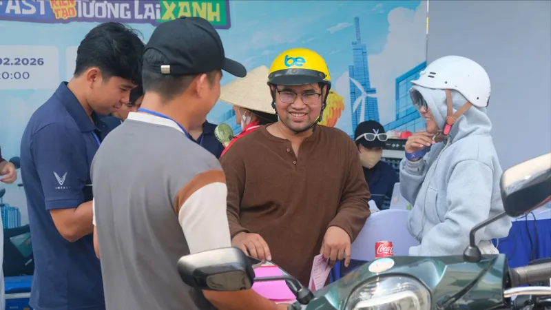 Khách hàng mang 2 xe xăng đổi lấy xe điện VinFast về đi tết