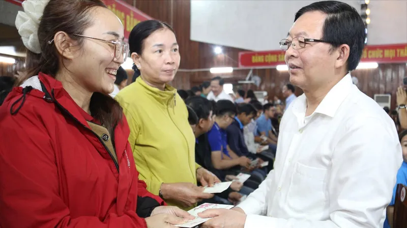 Phó Thủ tướng Hồ Quốc Dũng trao quà tết cho các hộ nghèo ở Gia Lai