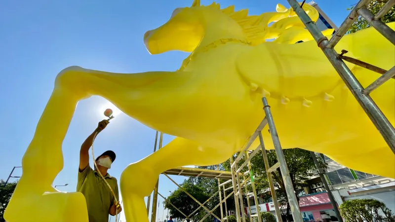 Công nhân phun sơn, hoàn thiện tạo hình các tượng ngựa tại khu vực phía sông Bạch Đằng, thuộc Đường hoa Nguyễn Huệ xuân Bính Ngọ 2026. Ảnh: HOÀNG HÙNG