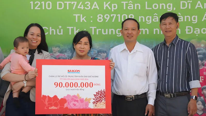 Đại diện Báo Sài Gòn Giải Phóng trao bảng tượng trưng chăm lo Tết Nguyên đán Bính Ngọ 2026 cho trẻ mồ côi Trung tâm Nhân đạo Quê Hương. Ảnh: VIỆT NGA