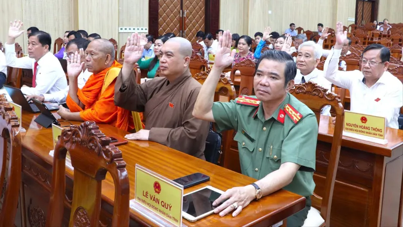 Đại biểu HĐND tỉnh biểu quyết thông qua các nghị quyết