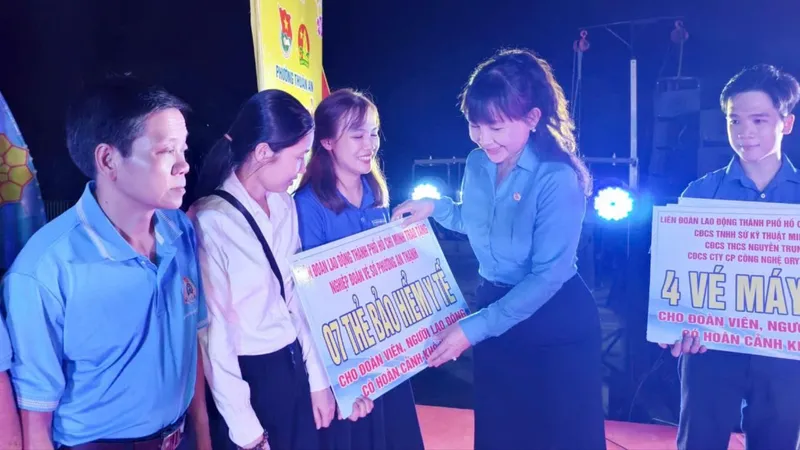 Phường Thuận An: Hàng trăm phần quà chăm lo tết tại đêm hội “Tết nghĩa tình - Xuân hạnh phúc”
