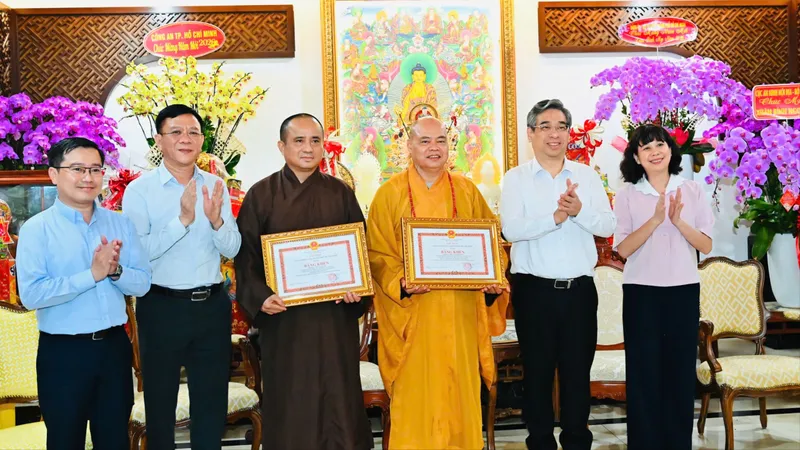 Lãnh đạo TPHCM trao Bằng khen đến hai vị Thượng tọa