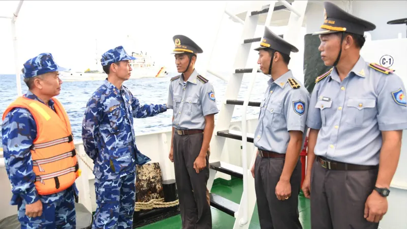 Đại tá Lê Văn Tú, Bí thư Đảng ủy, Chính ủy Vùng Cảnh sát biển 3 thăm hỏi cán bộ, nhân viên tàu KN 441 đang làm nhiệm vụ tại đặc khu Trường Sa