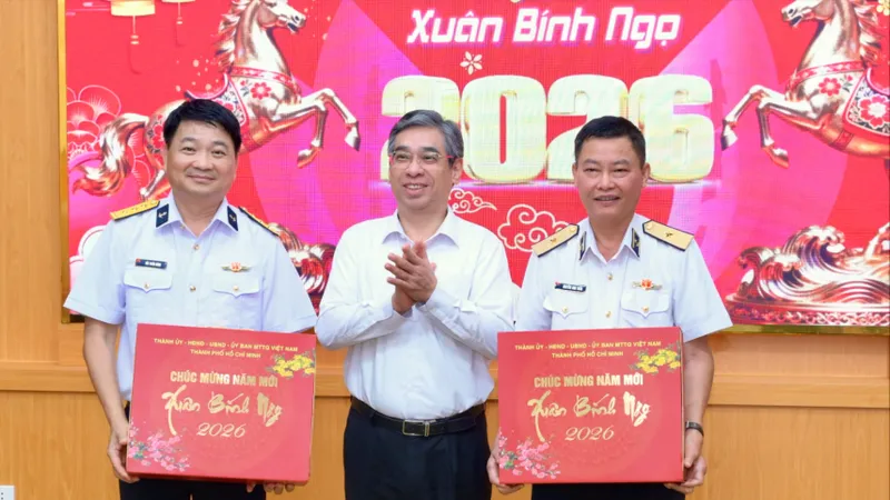 Đồng chí Nguyễn Phước Lộc trao quà tết đến Bộ Tư lệnh Vùng 4 Hải quân
