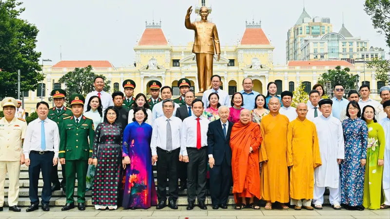 Đoàn lãnh đạo TPHCM dâng hương tưởng nhớ Chủ tịch Hồ Chí Minh và Chủ tịch Tôn Đức Thắng