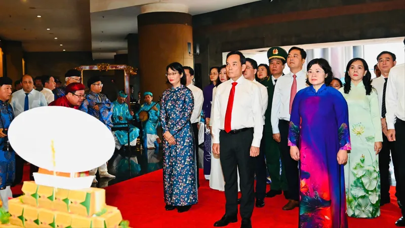 Lãnh đạo TPHCM dâng cúng bánh tét Quốc tổ Hùng Vương