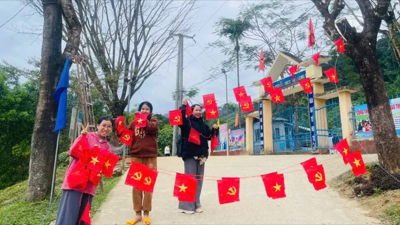 Giáo viên Trường Phổ thông dân tộc bán trú THCS Trà Leng (xã Trà Leng, TP Đà Nẵng) trang trí trường lớp đón Tết Bính Ngọ 
