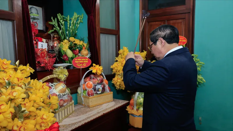 Thủ tướng Phạm Minh Chính dâng hương tưởng nhớ Chủ tịch Hồ Chí Minh và các bậc tiền nhân