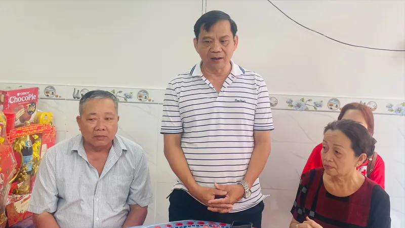 Ông Nguyễn Trường Thanh, Phó Bí thư Thường trực Đảng ủy phường Bình Phú, chúc mừng gia đình bà Lê Kim Bông được an cư trong căn nhà Đại đoàn kết 