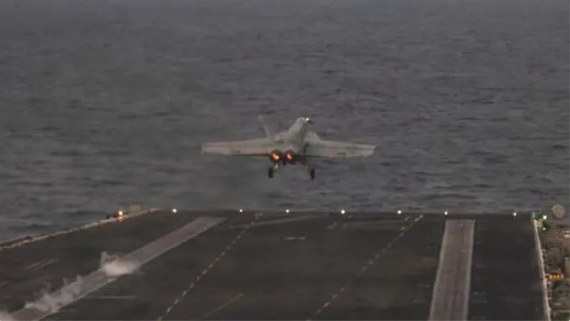 Một chiếc F/A-18E Super Hornet thuộc Phi đội Chiến đấu Cơ (VFA) 14 cất cánh từ sàn đáp của tàu sân bay lớp Nimitz USS Abraham Lincoln trên Biển Arab. Ảnh: Hải quân Mỹ