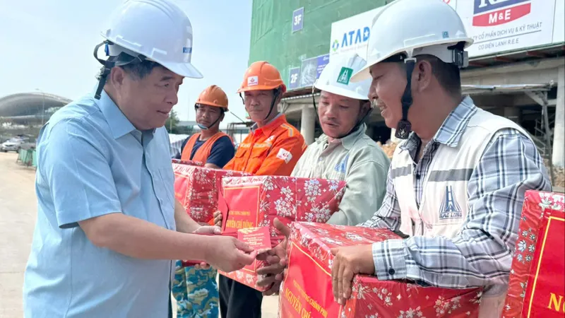 Phó Thủ tướng Nguyễn Chí Dũng tặng quà tết cho công nhân làm dự án phục vụ APEC 2027