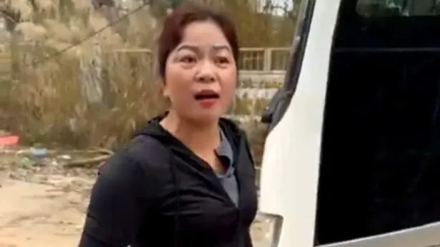 Tạm giữ hình sự đối tượng chửi bới, thu tiền giữ xe trái phép
