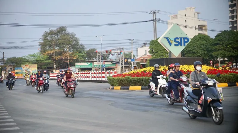 Công nhân trên đường trở lại nhà xưởng tại KCN VSIP I